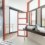 Large Fully Renovated 250m House 펜션 *