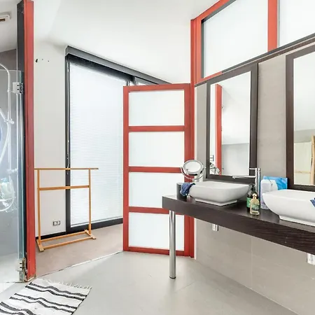 Large Fully Renovated 250m House *