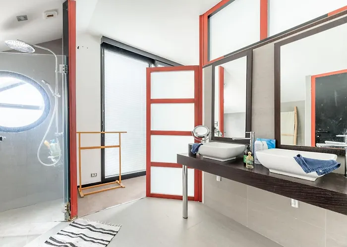 Large Fully Renovated 250m House *