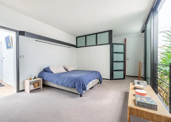 Large Fully Renovated 250m House *